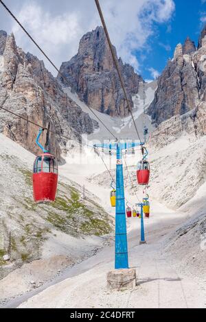 Bunte Seilbahn, die nach Forcella Staunies führt, im Cristallo-Massiv (Cortina d'Ampezzo, Dolomiten, Italien Stockfoto