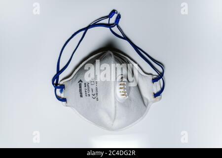 N95 Maske in weißem Hintergrund zum Tragen gegen COVID 19 Infektion Stockfoto