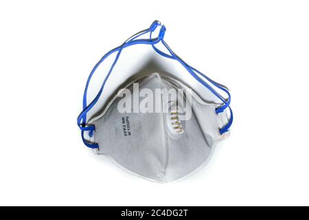 N95 Maske in weißem Hintergrund zum Tragen gegen COVID 19 Infektion Stockfoto