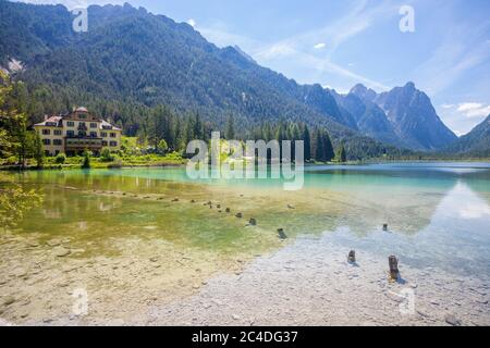 Panoramablick auf den Toblacher See, in den Dolomiten, Italien, Sudtirol Stockfoto