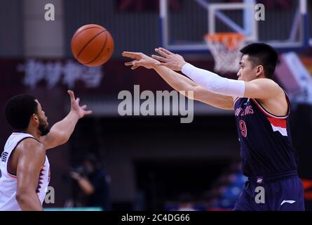 Qingdao, Chinas Provinz Guangdong. Juni 2020. Chen Yingjun (R) von Guangzhou Loong Lions spielt bei einem Spiel zwischen Shanghai Sharks und Guangzhou Loong Lions in der neu wiederaufgenommenen Liga der Chinesischen Basketballvereinigung (CBA) 2019-2020 in Dongguan, südchinesische Provinz Guangdong, am 26. Juni 2020. Quelle: Li Ziheng/Xinhua/Alamy Live News Stockfoto