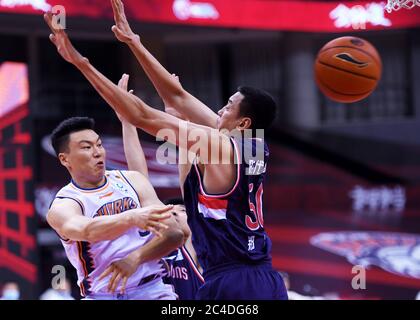 Qingdao, Chinas Provinz Guangdong. Juni 2020. Li Gen (L) von Shanghai Sharks spielt bei einem Spiel zwischen Shanghai Sharks und Guangzhou Loong Lions in der neu wiederaufgenommenen Liga der Chinesischen Basketballvereinigung (CBA) 2019-2020 in Dongguan, südchinesische Provinz Guangdong, am 26. Juni 2020. Quelle: Li Ziheng/Xinhua/Alamy Live News Stockfoto