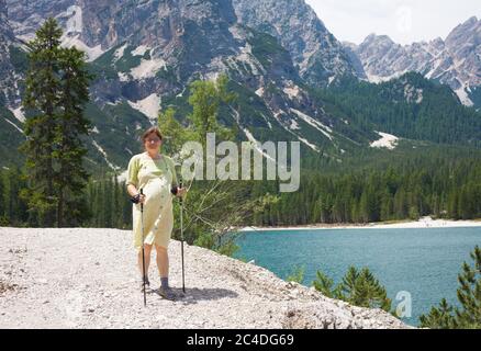 Schwangere Frau beim Wandern in den Dolomiten, Italien Stockfoto