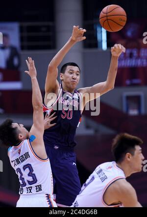 Qingdao, Chinas Provinz Guangdong. Juni 2020. Zheng Zhun (C) von Guangzhou Loong Lions spielt bei einem Spiel zwischen Shanghai Sharks und Guangzhou Loong Lions in der neu wiederaufgenommenen Liga der Chinesischen Basketballvereinigung (CBA) 2019-2020 in Dongguan, südchinesische Provinz Guangdong, am 26. Juni 2020. Quelle: Li Ziheng/Xinhua/Alamy Live News Stockfoto