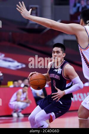 Qingdao, Chinas Provinz Guangdong. Juni 2020. Chen Yingjun von Guangzhou Loong Lions hält den Ball während eines Spiels zwischen Shanghai Sharks und Guangzhou Loong Lions in der neu wiederaufgenommenen Liga der Chinesischen Basketballvereinigung (CBA) 2019-2020 in Dongguan, südchinesische Provinz Guangdong, 26. Juni 2020. Quelle: Li Ziheng/Xinhua/Alamy Live News Stockfoto