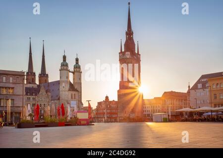 Halle, Deutschland. Stadtbild der historischen Innenstadt von Halle (Saale) mit dem Roten Turm und dem Marktplatz während des schönen Sommeruntergangs. Stockfoto