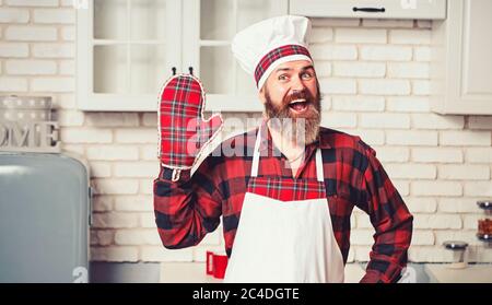 Bärtiger Mann kocht vegetarisches Essen. Leckere Rezepte Stockfoto