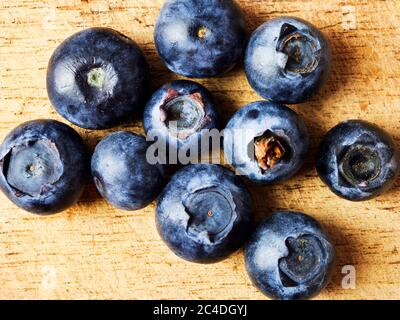 Zehn frische Blaubeeren auf einem Holzbrett Stockfoto