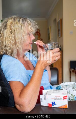 Frau mit Gürtelrose Ausschlag durch das Varicella-Zoster-Virus unter Aciclovir Tabletten verursacht UK - Aciclovir (oder Aciclovir) ist ein antivirales Medicin Stockfoto