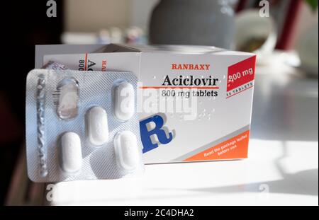 Frau mit Gürtelrose Ausschlag durch das Varicella-Zoster-Virus unter Aciclovir Tabletten UK - Aciclovir (oder Aciclovir) ein antivirales Medikament verursacht Stockfoto