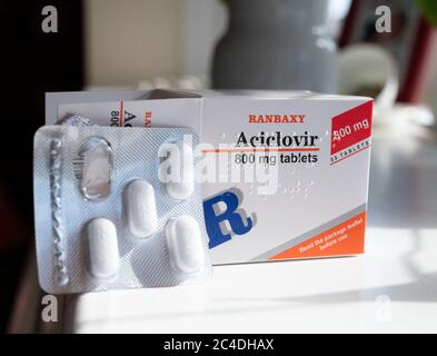 Frau mit Gürtelrose Ausschlag durch das Varicella-Zoster-Virus unter Aciclovir Tabletten UK - Aciclovir (oder Aciclovir) ein antivirales Medikament verursacht Stockfoto