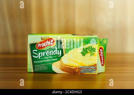 Illustrative Editorial der indonesischen Marke Prochiz und seine Spready verarbeitet Cheddar-Käse Produkt isoliert in einem Holz Hintergrund. Stockfoto