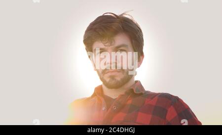 Nachdenklicher Casual Mann, der in die Kamera schaut. Stockfoto