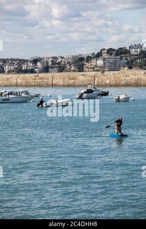 St. Malo, Frankreich - 14. September 2018: Yachten und Boote im Hafen von Saint-Malo, Bretagne, Frankreich günstig Stockfoto