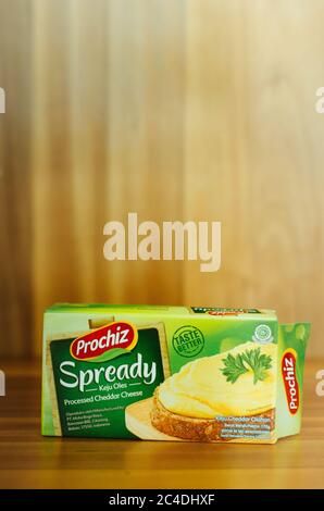 Illustrative Editorial der indonesischen Marke Prochiz und seine Spready verarbeitet Cheddar-Käse Produkt isoliert in einem Holz Hintergrund. Stockfoto