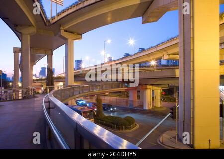 Erhöhte Autobahnen an der Kreuzung von Yan Road und Chongging, Shanghai, China, Asien Stockfoto