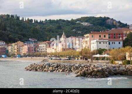 LERICI, ITALIEN - 23. NOV 2014: Touristen, die am Strand von San Terenzo in Lerici, Italien, spazieren. Stockfoto