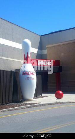 MIDDLETOWN, NY, VEREINIGTE STAATEN - Apr 28, 2020: Middletown, NY / USA - 04/28/2020: Round1 Bowling und Unterhaltung Giant Bowling Pin und Storefront Stockfoto