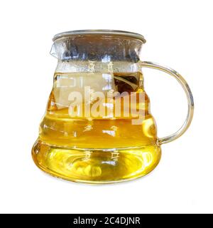 Transparente Glas Teekanne mit grünem Tee auf einem isolierten Hintergrund Stockfoto