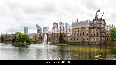 Panorama des Binnenhof-Palastes, holländisches parlament in Den Haag an einem schönen Sommertag, Niederlande Stockfoto