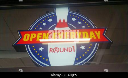 MIDDLETOWN, NY, VEREINIGTE STAATEN - Apr 28, 2020: Middletown, NY / USA - 04/28/2020: Round1 Bowling und Unterhaltung "Open Everyday" Light Up Sign Stockfoto