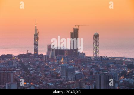 Batumi, Adjara, Georgia. Luftaufnahme Der Städtischen Skyline Bei Sonnenuntergang. Georgian Black Sea Coast. Resort Stadt Stockfoto