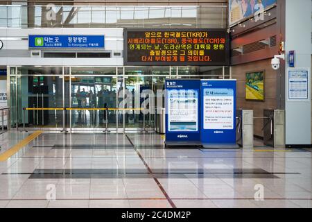 Gyeonggi-do, Südkorea - 8. September 2017: Eingangsbereich zu den Gleisen nach Pjöngjang am Dorasan Bahnhof in der DMZ mit historischen Informationen Stockfoto