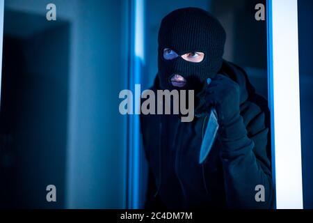 Kriminelles Brechen in einer Wohnung oder Büro halten Messer Stockfoto