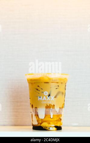 Ein illustrativer Editorial des Maxx Coffee Iced Coffee mit Karamell in der Mitte mit einem hellrosa Hintergrund. Stockfoto