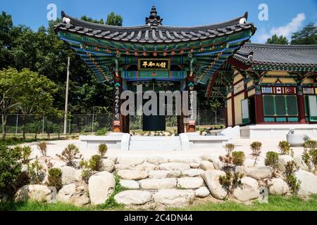 Friedensglocke in einem Pavillon an der Hochsicherheitsgrenze in der demilitarisierten koreanischen Zone im JSA-Besucherzentrum, Panmunjom Südkorea Stockfoto