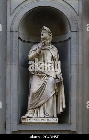 Statue von Francesco Petrarca, berühmter italienischer Dichter, im Freien die uffizien Museen, Florenz, Italien Stockfoto