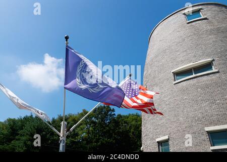 US und UN Flagge vom Wind vor dem JSA Visitor Center in der Grenzzone DMZ zwischen Nord- und Südkorea geblasen Stockfoto