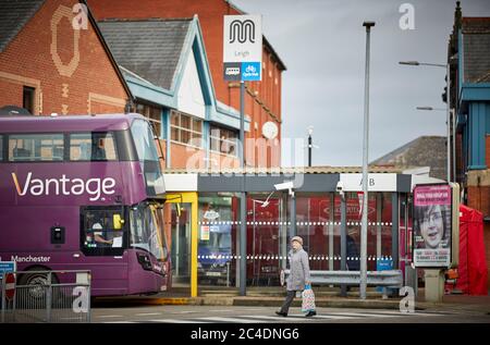 Der Busbahnhof in Leigh Stadtzentrum mit einem der ersten betriebenen Vantage geführten Bus am Stand Stockfoto