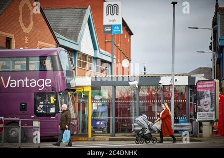 Der Busbahnhof in Leigh Stadtzentrum mit einem der ersten betriebenen Vantage geführten Bus am Stand Stockfoto