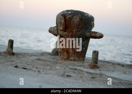 Poller sind ideal zum Anlegestellen von Schiffen, fotografiert am Hafen Stockfoto