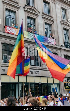 LONDON, GROSSBRITANNIEN - 06. Jul 2019: Großbritannien, 2019. Juli, London. Die Teilnehmer versammeln sich zur London Gay Pride Parade 2019, die den Bus hinunterfährt Stockfoto
