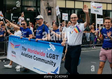 LONDON, GROSSBRITANNIEN - 06. Jul 2019: Großbritannien, 2019. Juli, London. Die Teilnehmer versammeln sich zur London Gay Pride Parade 2019, die den Bus hinunterfährt Stockfoto