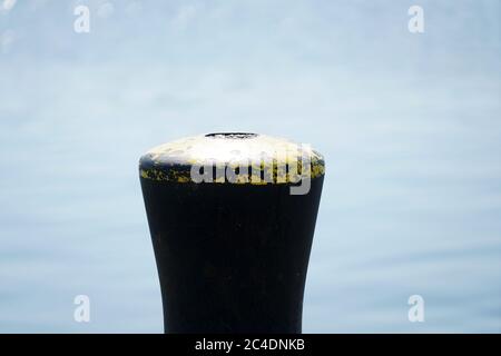 Poller sind ideal zum Anlegestellen von Schiffen, fotografiert am Hafen Stockfoto