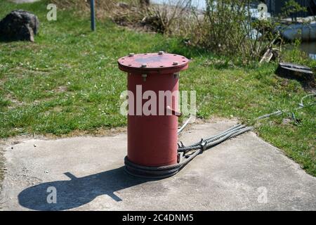 Poller sind ideal zum Anlegestellen von Schiffen, fotografiert am Hafen Stockfoto