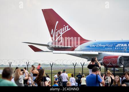 Große Menschenmengen am Manchester Airport Aviation Viewing Park, um Virgin Atlantics 747-400 Flacon in Star Wars-Lackierung zu sehen, verlassen sich zur langfristigen Lagerung. Stockfoto