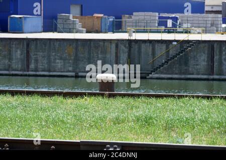 Poller sind ideal zum Anlegestellen von Schiffen, fotografiert am Hafen Stockfoto