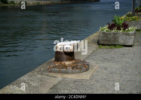 Poller sind ideal zum Anlegestellen von Schiffen, fotografiert am Hafen Stockfoto