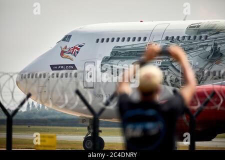 Große Menschenmengen am Manchester Airport Aviation Viewing Park, um Virgin Atlantics 747-400 Flacon in Star Wars-Lackierung zu sehen, verlassen sich zur langfristigen Lagerung. Stockfoto