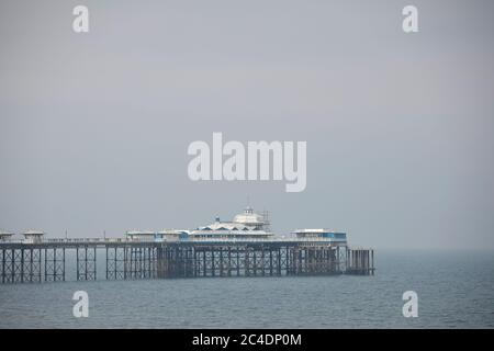 Llandudno, Nordwales, Strandpromenade Grade II* gelisteter Pier aus dem Jahr 1877 Stockfoto