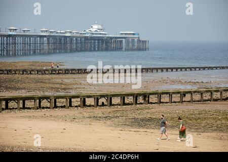 Llandudno, Nordwales, Strandpromenade Grade II* gelisteter Pier aus dem Jahr 1877 Stockfoto