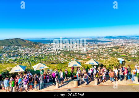 Touristen, die auf der Tafelberg Road Schlange stehen, um die untere Station der Tafelberg-Seilbahn, Kapstadt, Südafrika, zu betreten Stockfoto