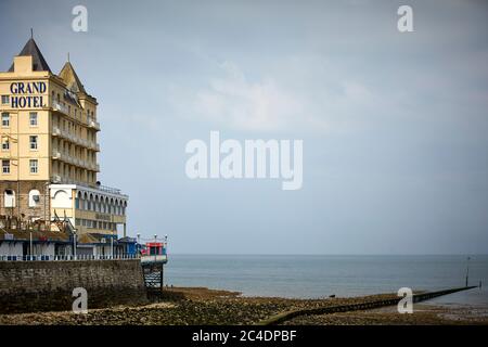 Llandudno, Nordwales, Strandpromenade Grade II* denkmalgeschützte Pier aus dem Jahr 1877 und das Grand Hotel Stockfoto