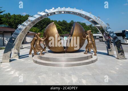 Denkmal am dritten Tunnel in der DMZ zwischen Nord- und Südkorea als Symbol für Vereinigung und Frieden Stockfoto