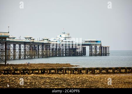 Llandudno, Nordwales, Strandpromenade Grade II* denkmalgeschützte Pier aus dem Jahr 1877 und das Grand Hotel Stockfoto