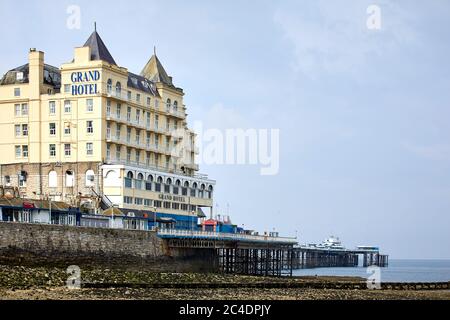 Llandudno, Nordwales, Strandpromenade Grade II* denkmalgeschützte Pier aus dem Jahr 1877 und das Grand Hotel Stockfoto